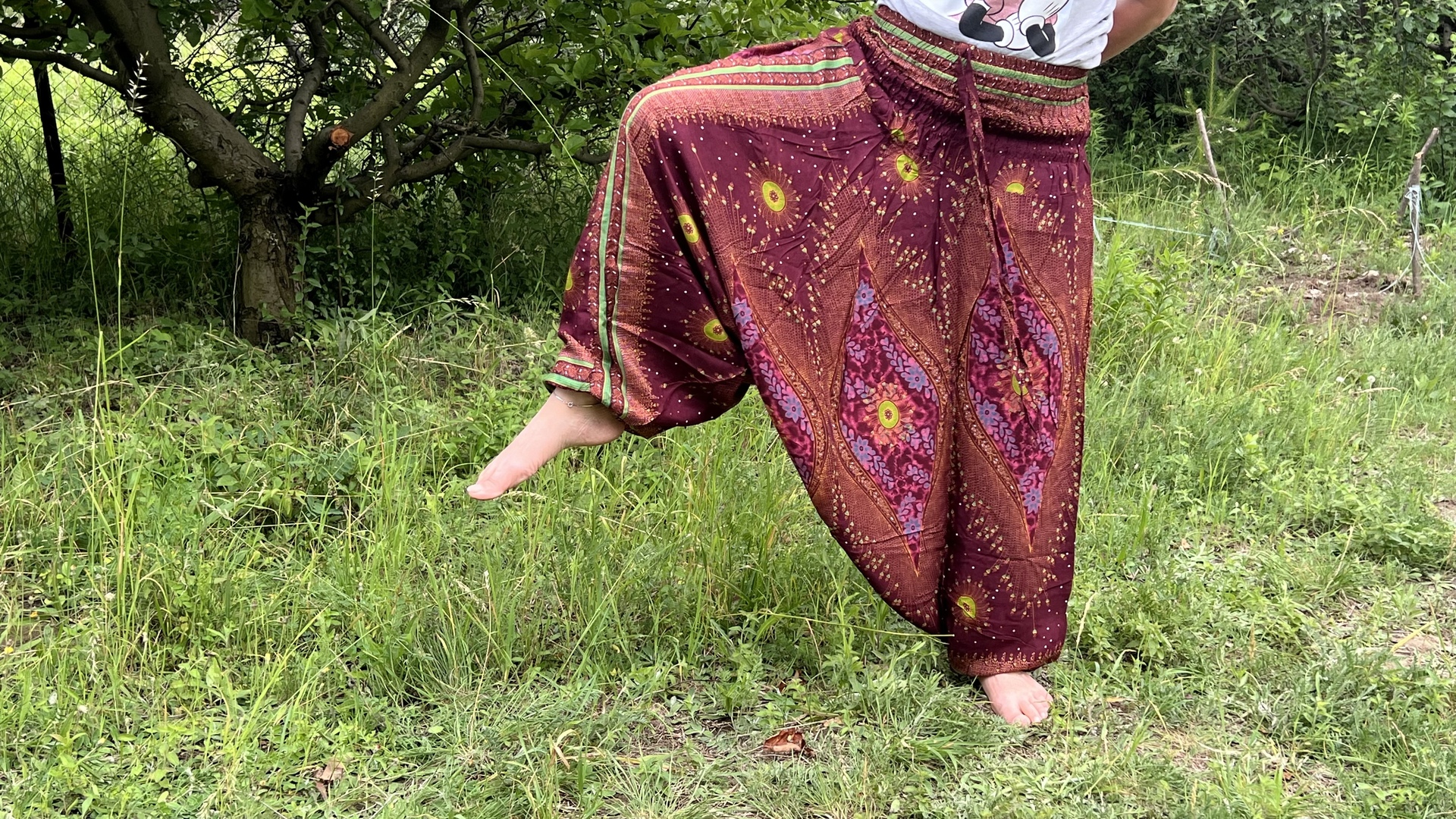 Thai női nadrágok - Egyszínű bordó thai női Aladdin nadrág gumis derékkal, bő ülepű fazon jógához meg hétköznapi viselethez.