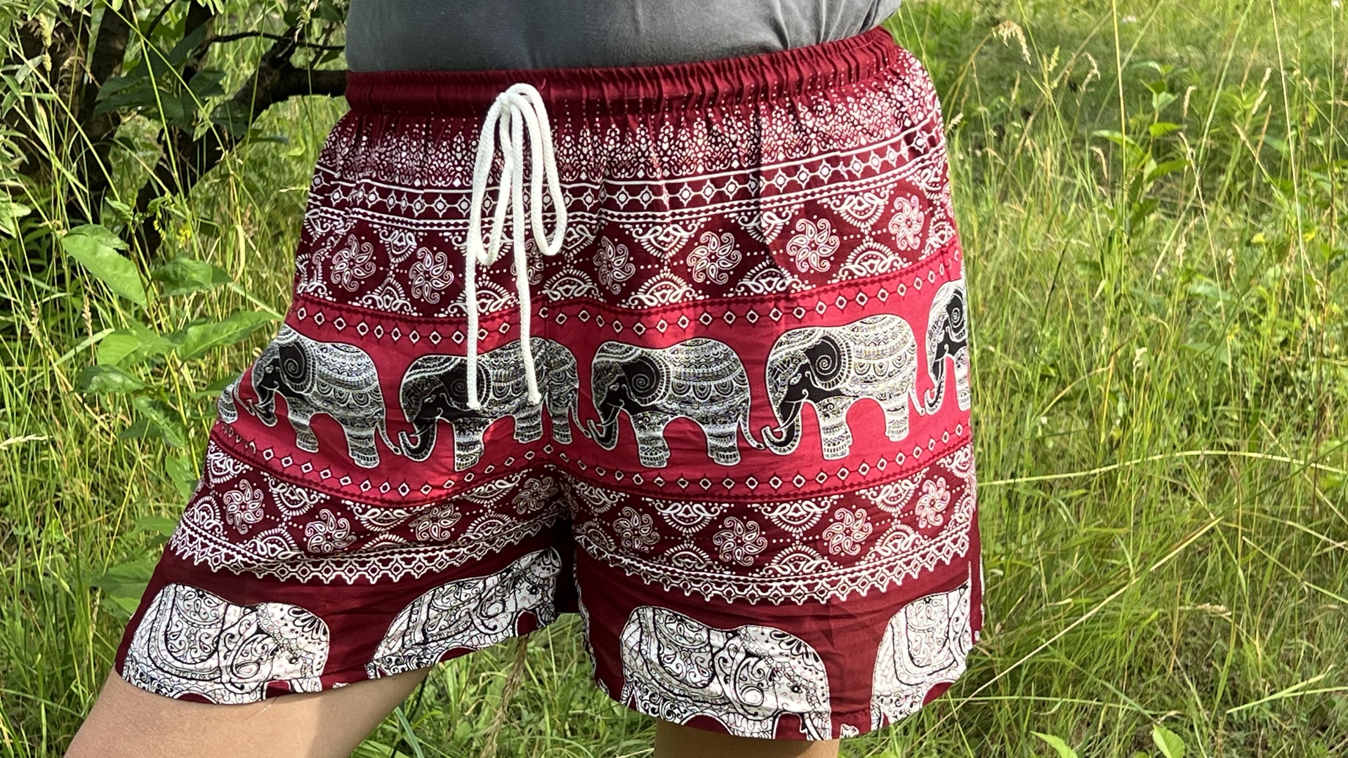 Bordó elefántos mintás thai női rövidnadrág, könnyed nyári viselet hétköznapra vagy strandra.