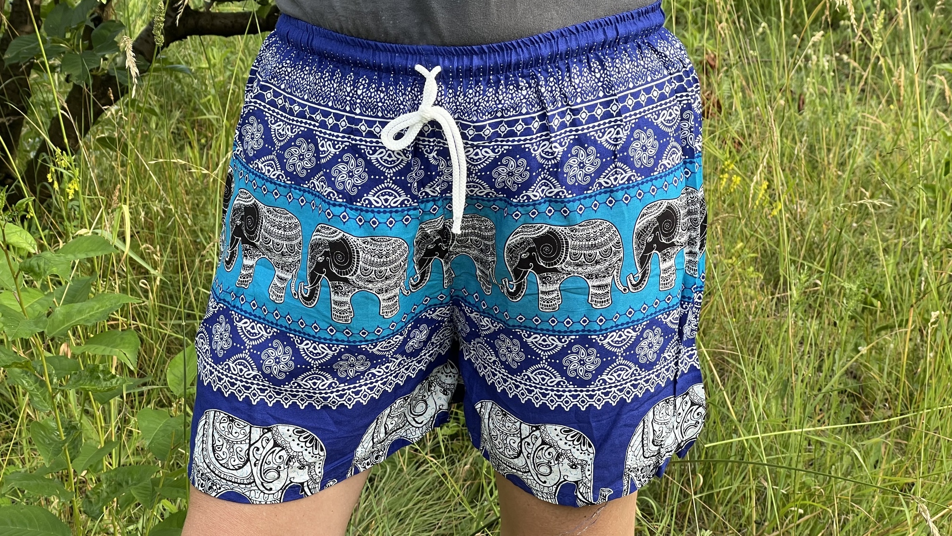 Világoskék arany elefántos mintás thai női rövidnadrág, könnyű viselet nyaraláshoz vagy sétához.