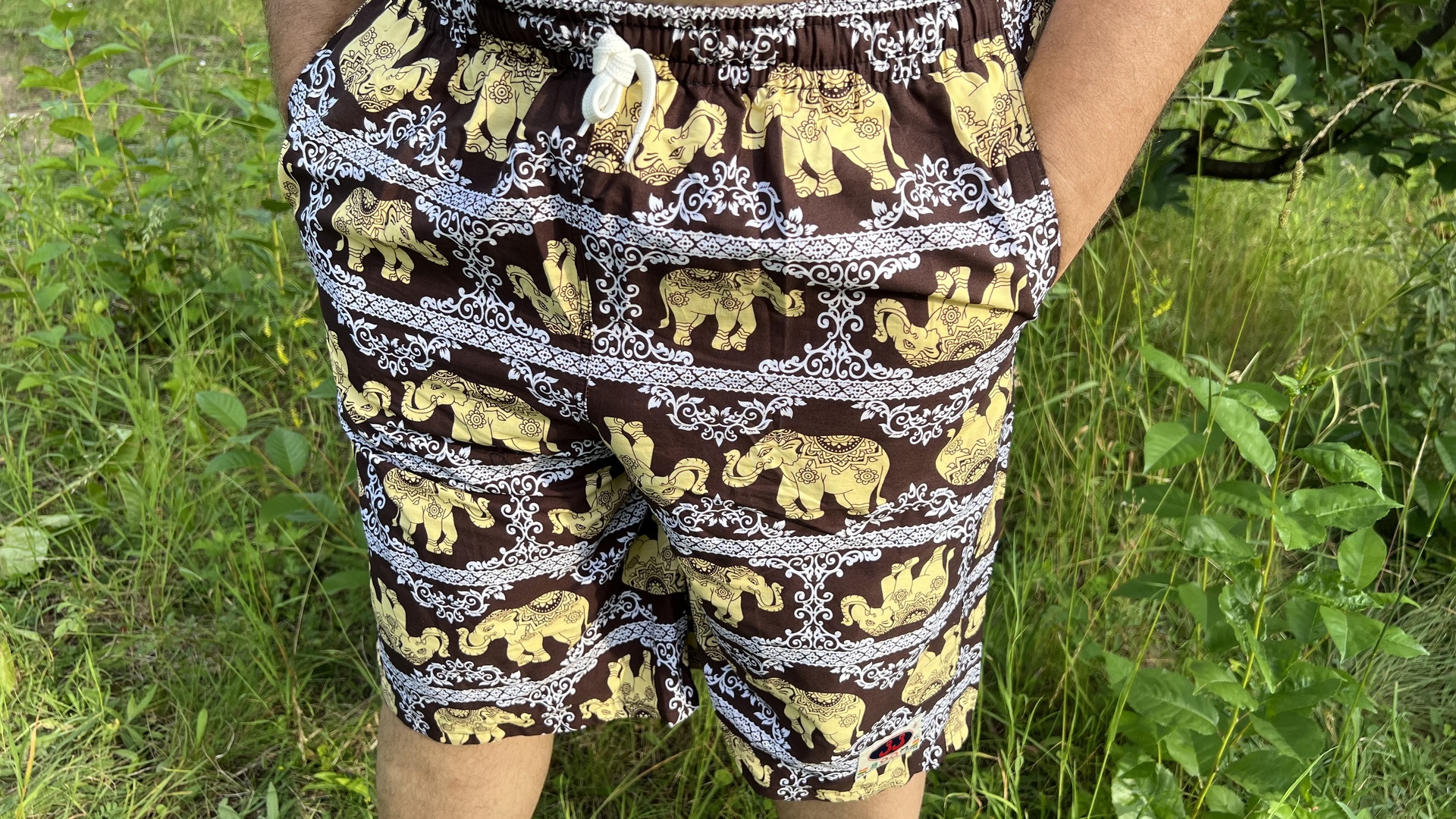 Sárga elefántos mintás thai uniszex rövidnadrág, könnyű nyári viselet strandra vagy fesztiválra.