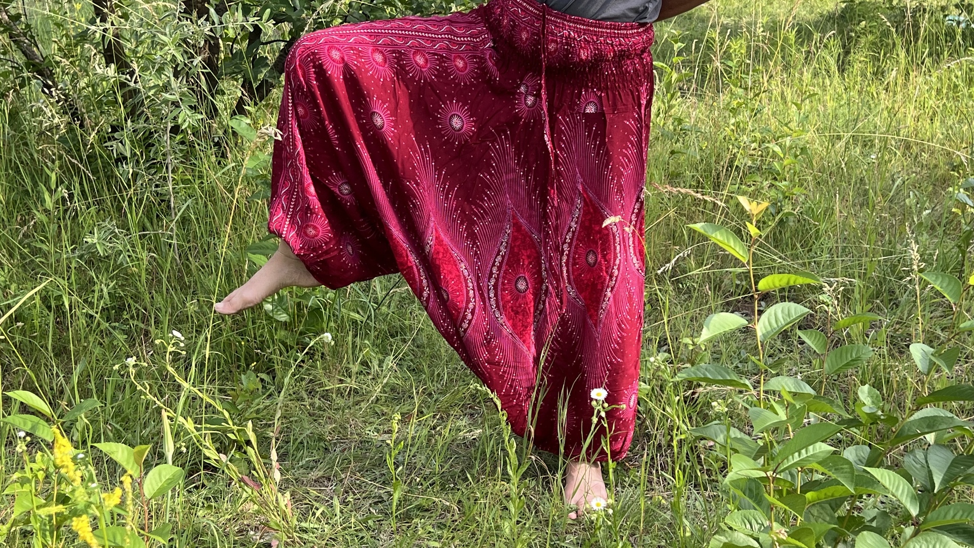 Pink thai női Aladdin nadrág gumis derékkal, bő ülepű fazon jógához meg nyári hétköznapi viselethez.
