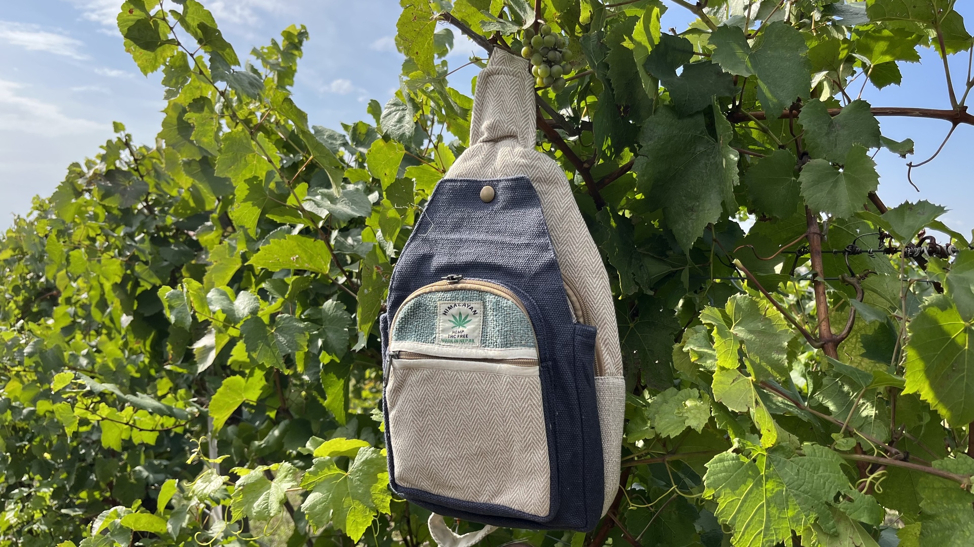 Himalája Kender Crossbody válltáska - Himalája kender kis hátizsák - Crossbody - farmerkék  Natúr és farmerkék Himalájai kender Hátizsák Katmanduban, Nepálban készült. Ezek a trendi kend 