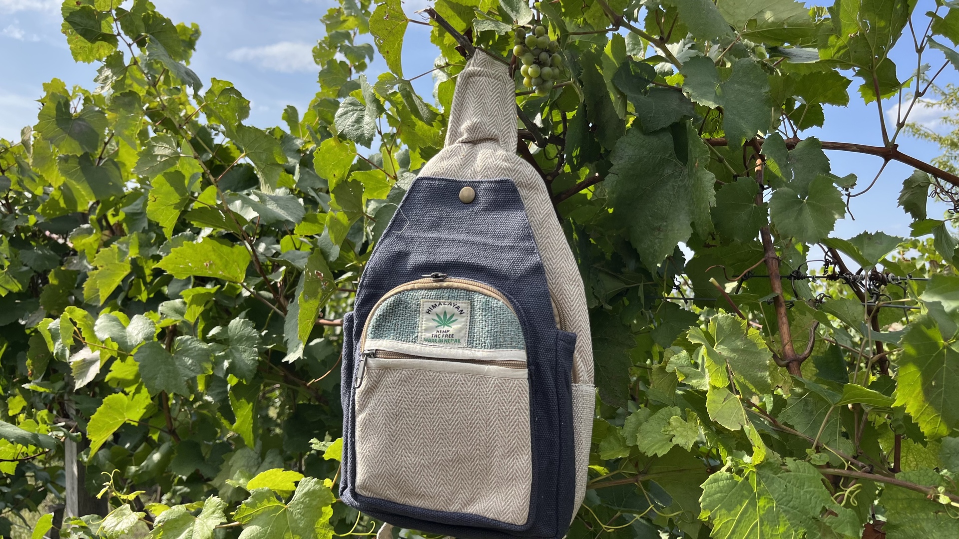 Himalája Kender Crossbody válltáska - Himalája kender kis hátizsák - Crossbody - farmerkék  Natúr és farmerkék Himalájai kender Hátizsák Katmanduban, Nepálban készült. Ezek a trendi kend 