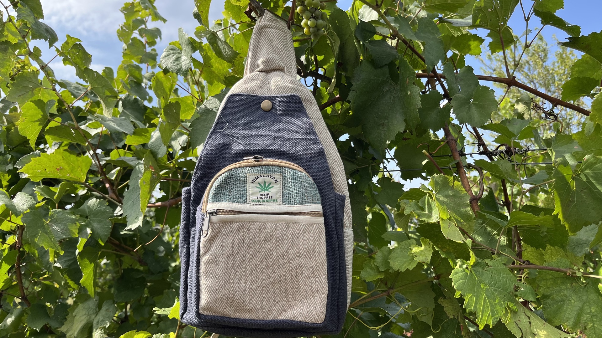 Himalája Kender Crossbody válltáska - Himalája kender kis hátizsák - Crossbody - farmerkék  Natúr és farmerkék Himalájai kender Hátizsák Katmanduban, Nepálban készült. Ezek a trendi kend 