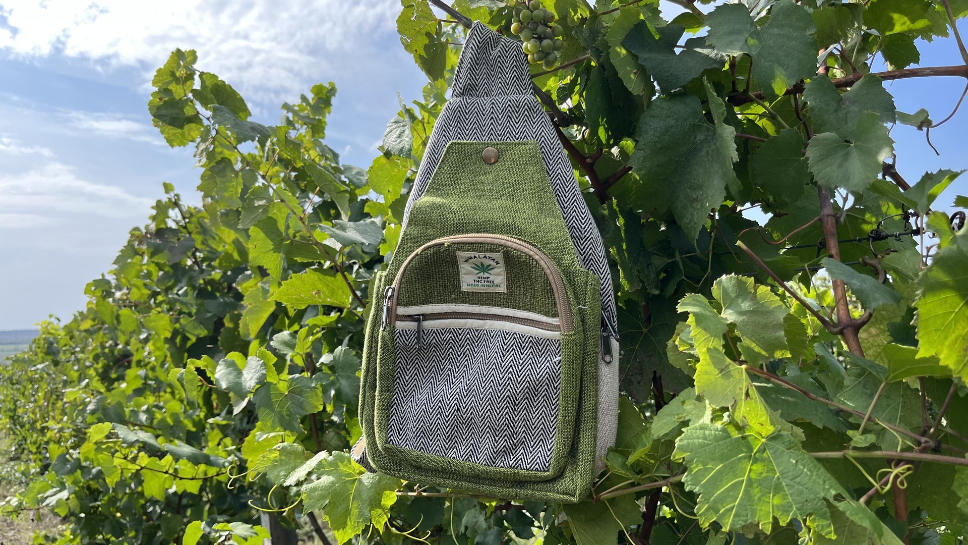 Himalája Kender Crossbody válltáska - Himalája kender kis hátizsák - Crossbody - világoszöld  Natúr és vilagoszöld Himalájai kender Hátizsák Katmanduban, Nepálban készült. Ezek a trendi kend 