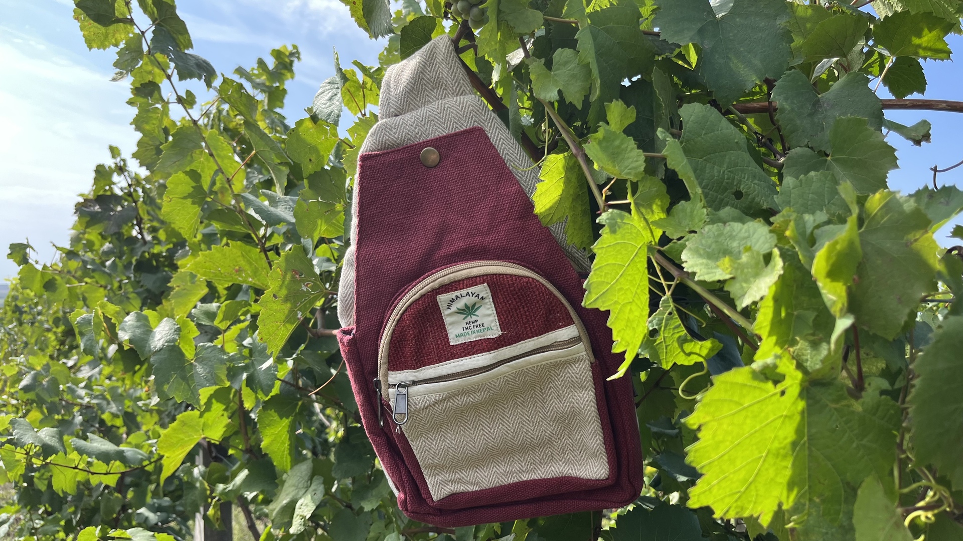 Himalája kender kis hátizsák - Crossbody - bordó  Natúr és bordó Himalájai kender Hátizsák Katmanduban, Nepálban készült. Ezek a trendi kend