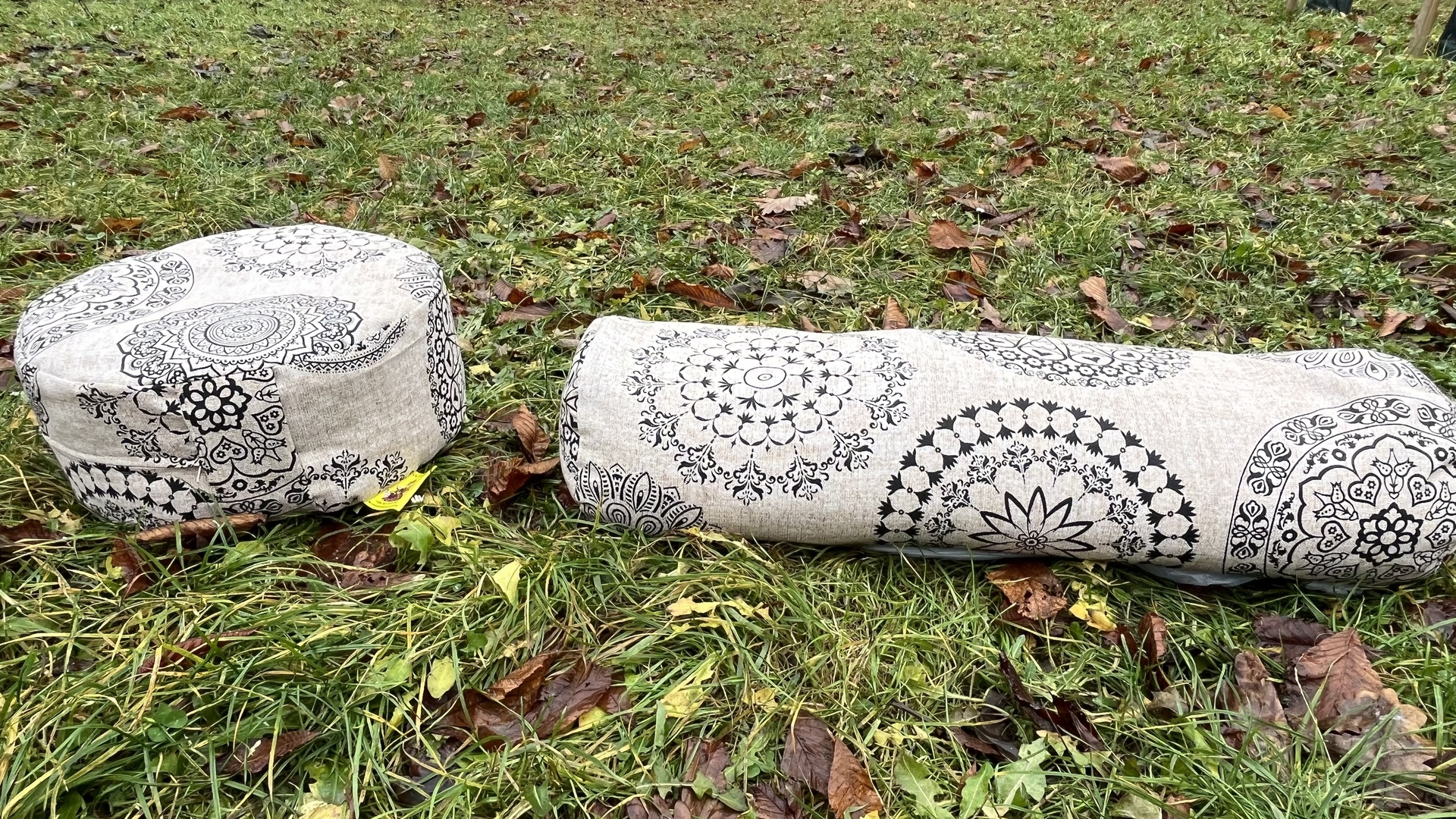 Meditációs párnák - Bio tönkölybúza meditációs és hengerpárna szett - barna - fekete mandalás  J&oacute;ga p&aacute;rna szett. V&aacute;lassz egyforma sz&iacute;nű henger 