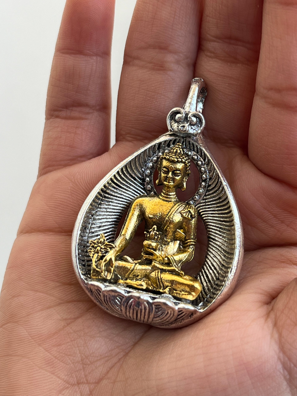 Buddha szobrok - Nepáli gyógyító Buddha medál, amulett  Ez a gyógyító Buddha medál kézzel készült Nepálban.<br id="isPasted">Külső