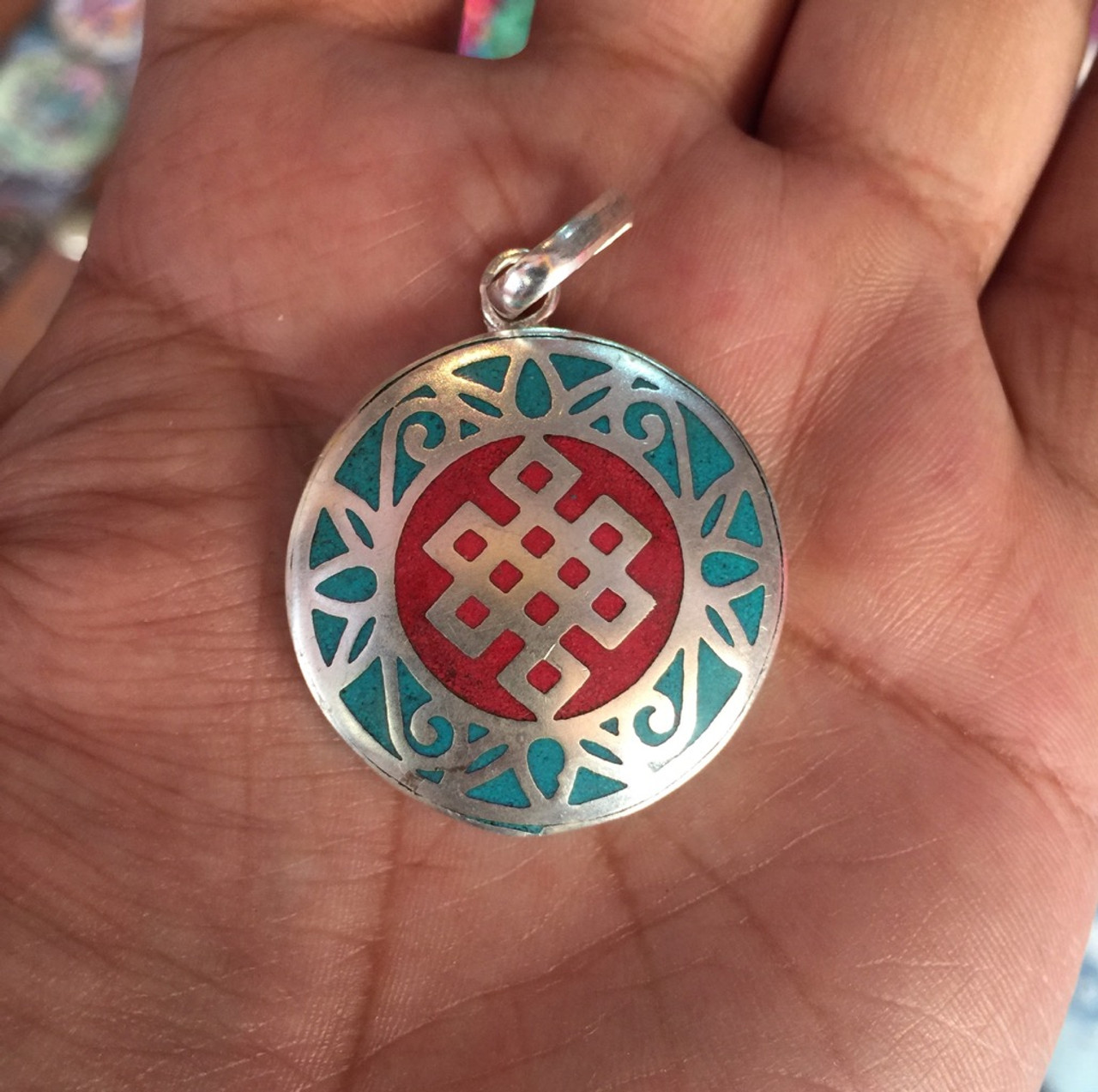 Medál - Nepáli végtelen csomó medál, amulett  Tibeti végtelen csomó szimbólum medálok fehér fémből és türkizzel és korall 