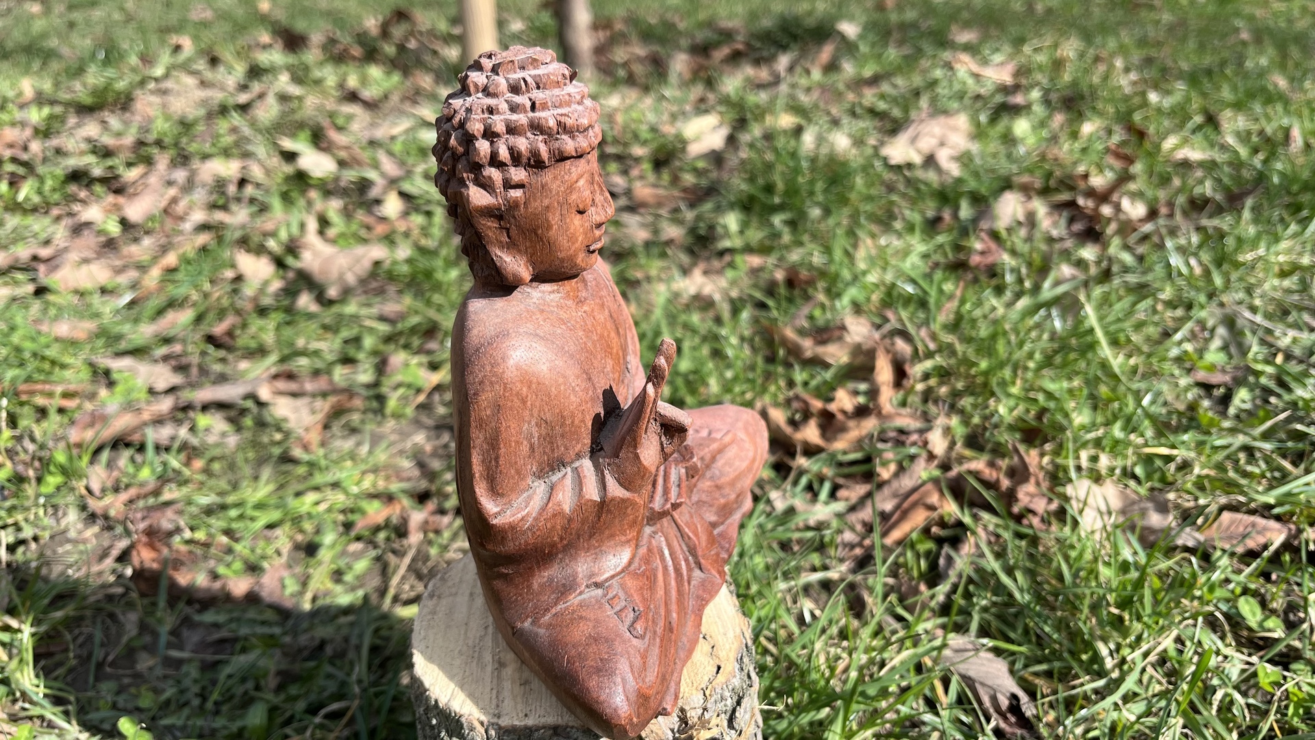 Buddha szobrok - Buddha ülő fa szobor - Áldó Rózsafából faragott Buddha &uuml;lő fa szobor, &aacute;ld&oacute; k&eacute;ztart&aacute;ssal,me