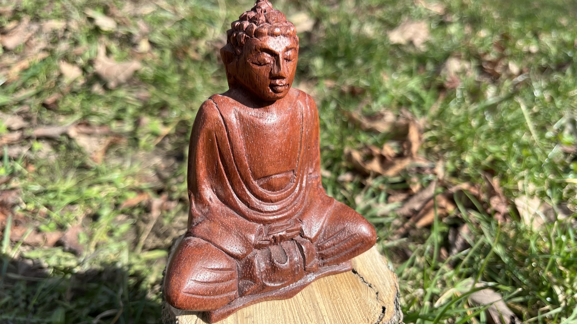 Buddha szobrok - Buddha ülő fa szobor Rózsafából faragott Buddha ülő fa szobor, mely rózsafából faragott. 