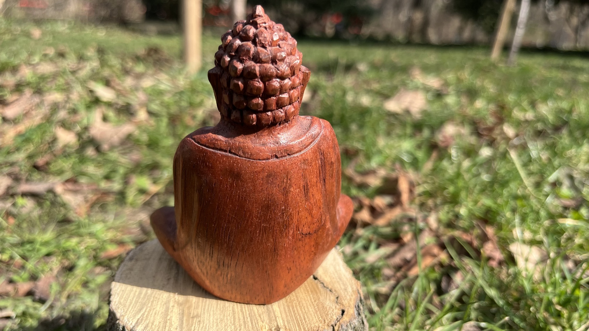 Buddha szobrok - Buddha ülő fa szobor Rózsafából faragott Buddha ülő fa szobor, mely rózsafából faragott. 