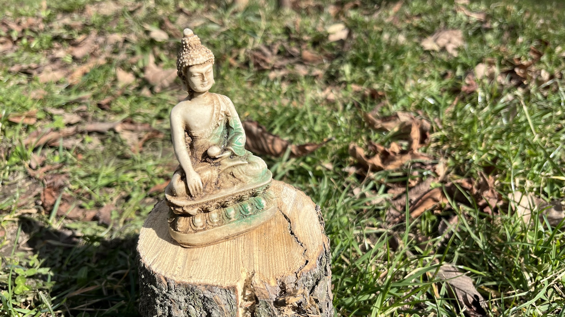 Buddha ülőszobor - gyanta  