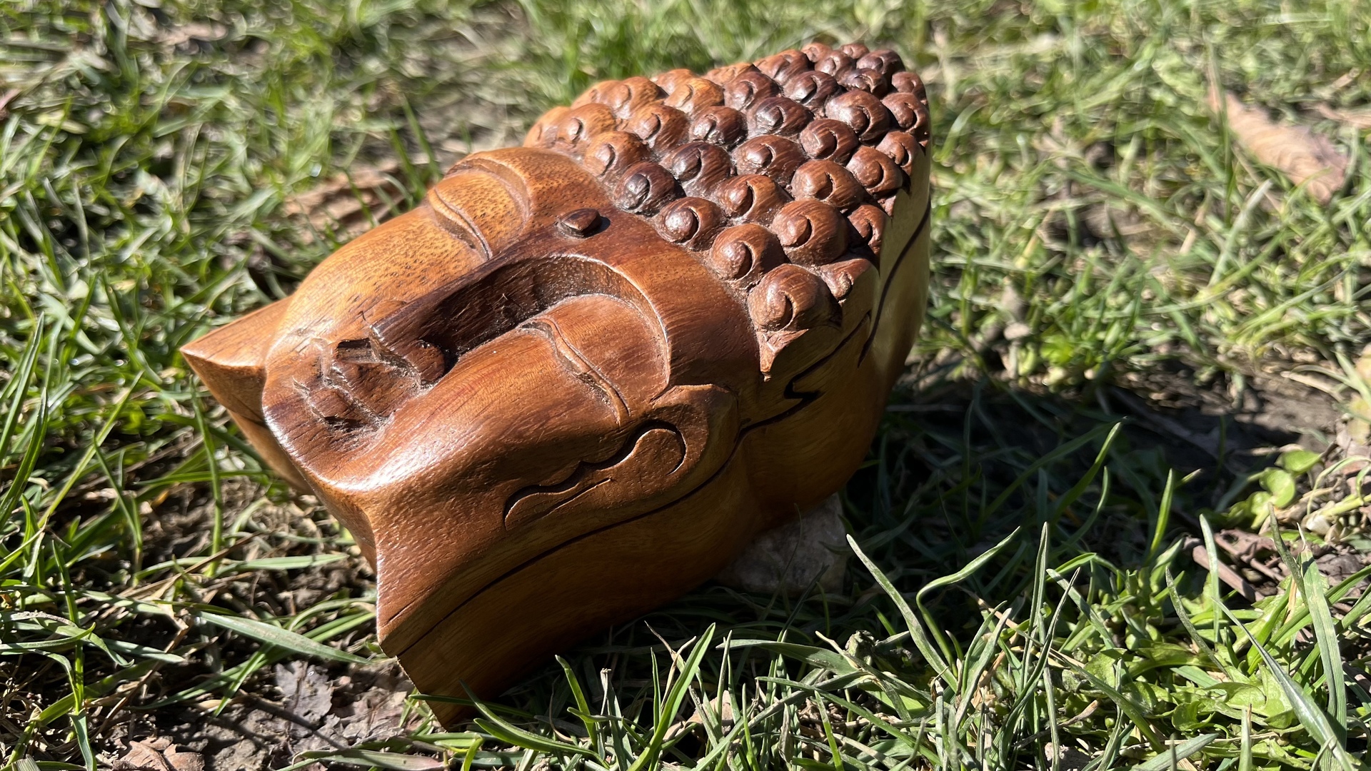 Buddha szobrok - Buddha fa titok doboz  Gyönyörű rózsafából faragott fa Buddha fej doboz, mely dupla fedéllel rende