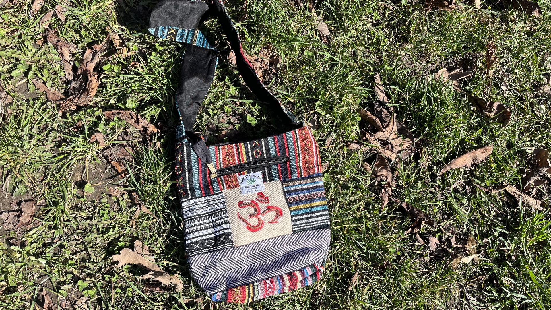 Himalájai Kender táska - Om manrával Himalayan Hemp Om  Himalájai kender táskák Katmanduban, Nepálban készült. Ezek a trendi k