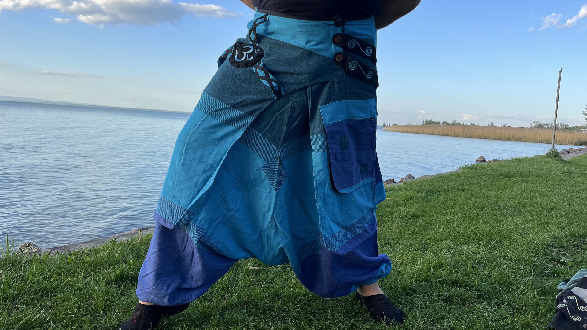 Nepáli férfi nadrág - Nepáli Aladdin nadrág - Om mantrával - türkíz - lila  Nep&aacute;li Aladdin nadr&aacute;g,&nbsp;mely k&eacute;nyelmes viselet min 