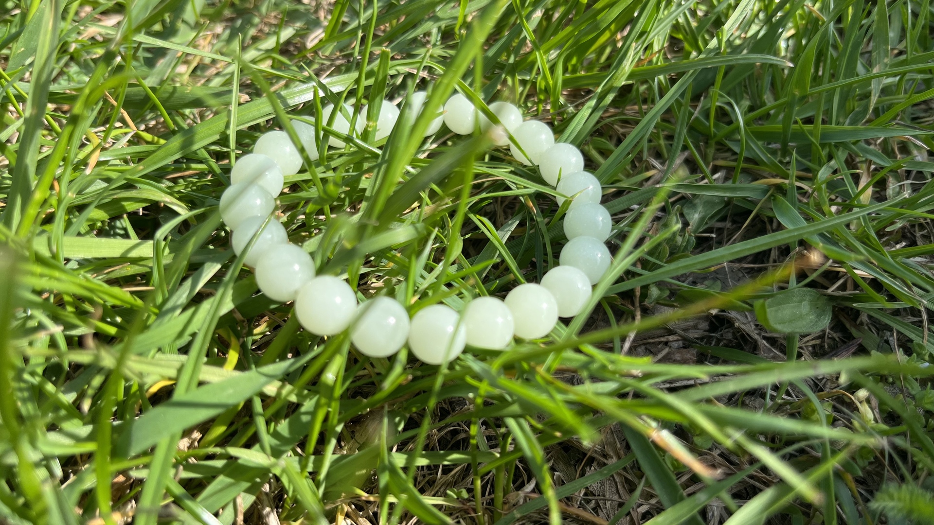 Karkötő - Fehér kalcedon elefántos karkötő  Fehér kalcedon elefántos gumis karkötő 