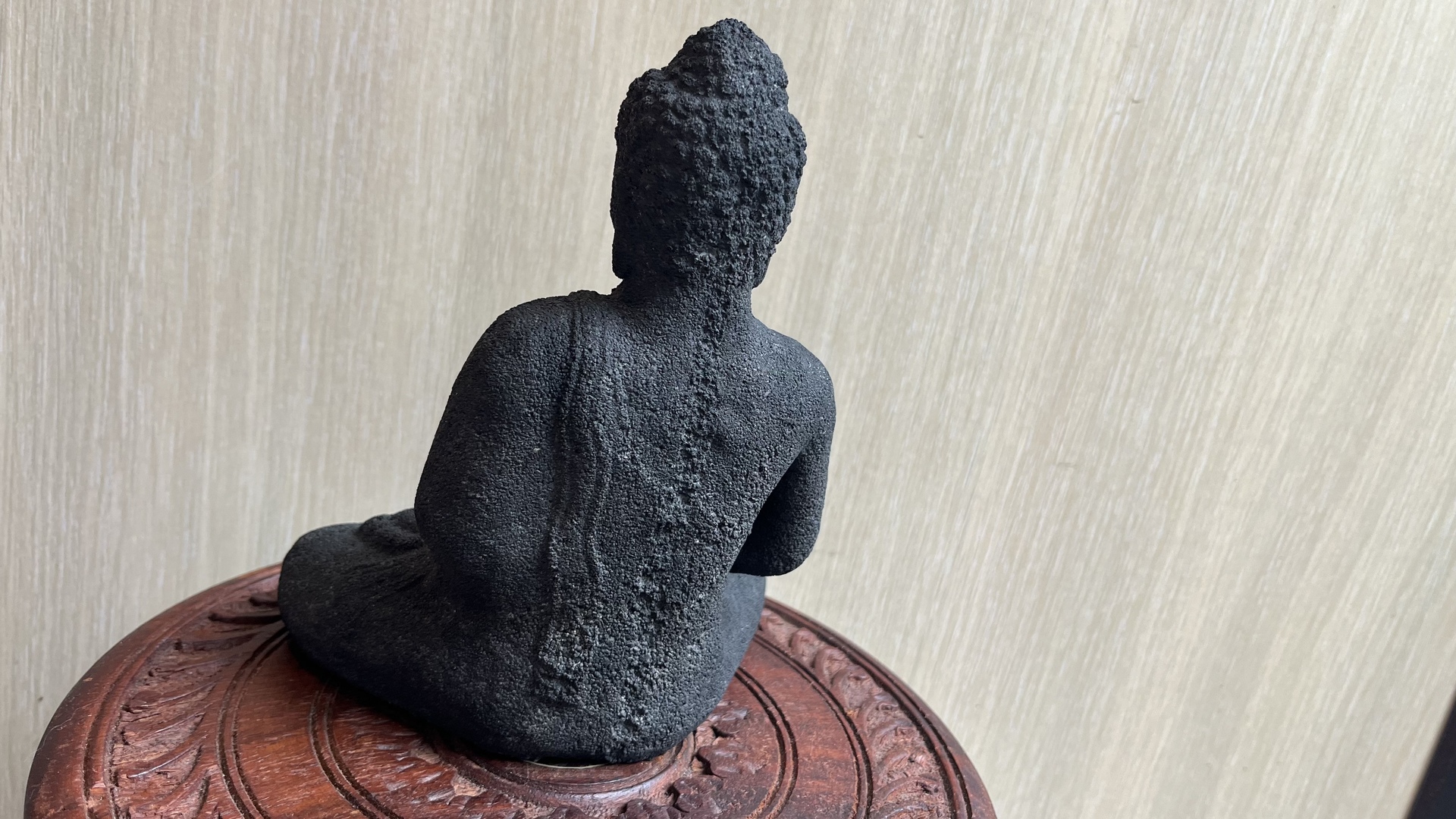 Buddha szobrok - Meditáló Buddha - Lávakőből  Meditáló Buddha szobor természetes lávakőből, sötét, érdes felületével és n 