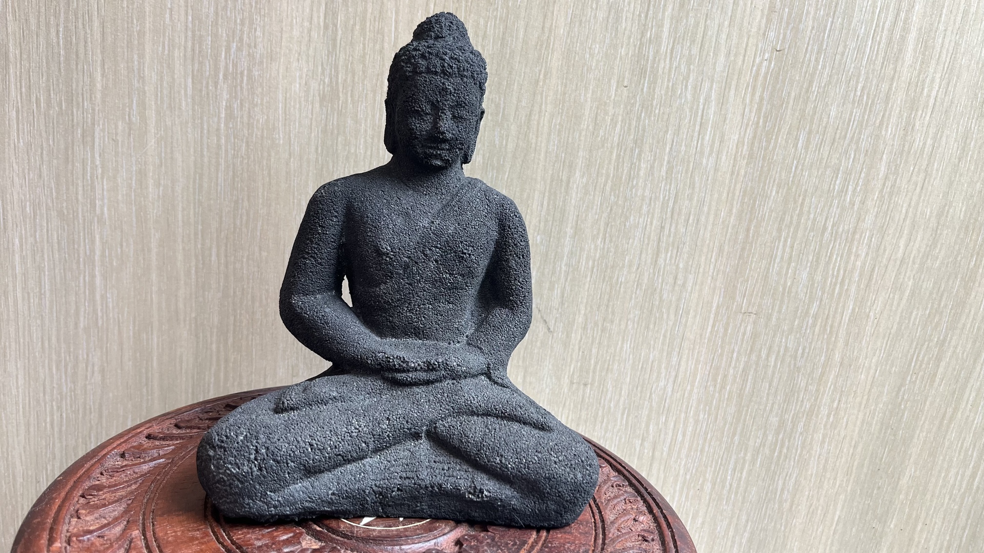Buddha szobrok - Meditáló Buddha - Lávakőből  Meditáló Buddha szobor természetes lávakőből, sötét, érdes felületével és n 