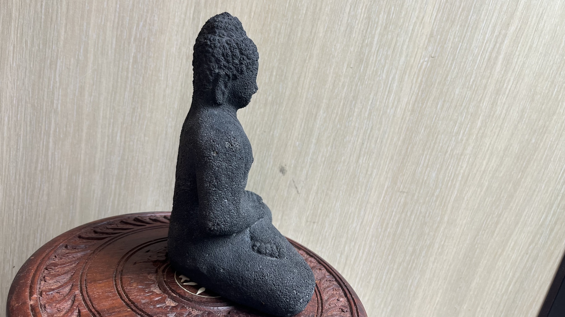 Buddha szobrok - Meditáló Buddha - Lávakőből  Meditáló Buddha szobor természetes lávakőből, sötét, érdes felületével és n 