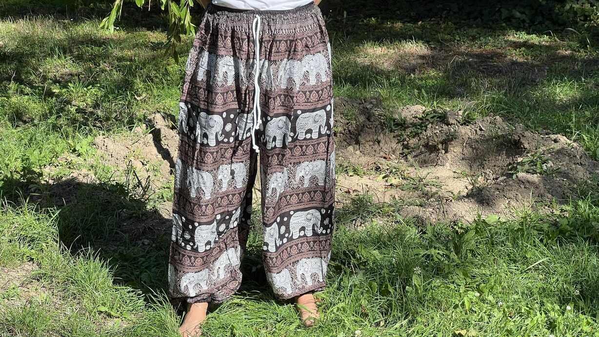 Barna fekete elefántos mintás thai női jázmin nadrág, karcsúbb szárú fazon hétköznapi viselethez.