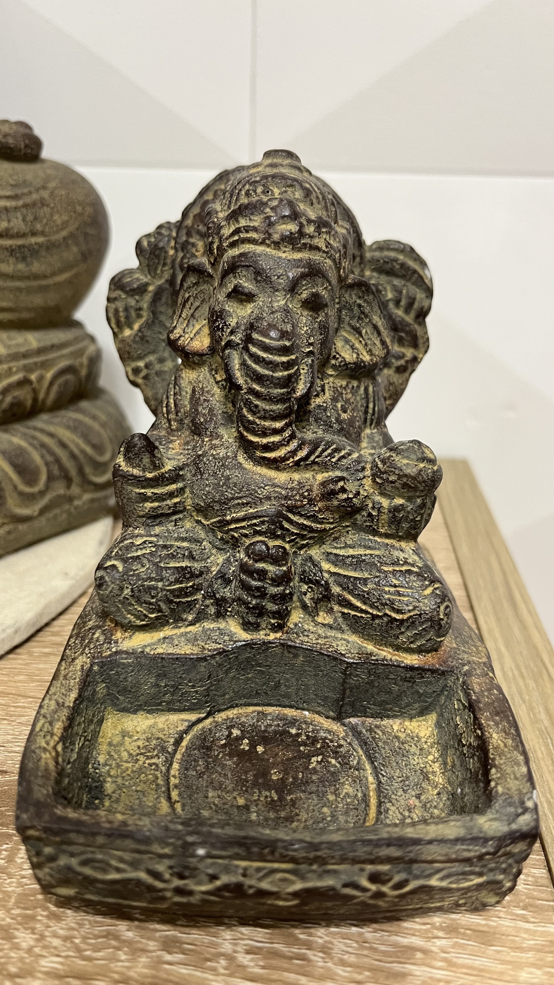 Ganésa szobrok - Ganesha mécses tartó   <span style="font-size: 1rem;">Kőből készült Ganesha mécses tartó.</span> 