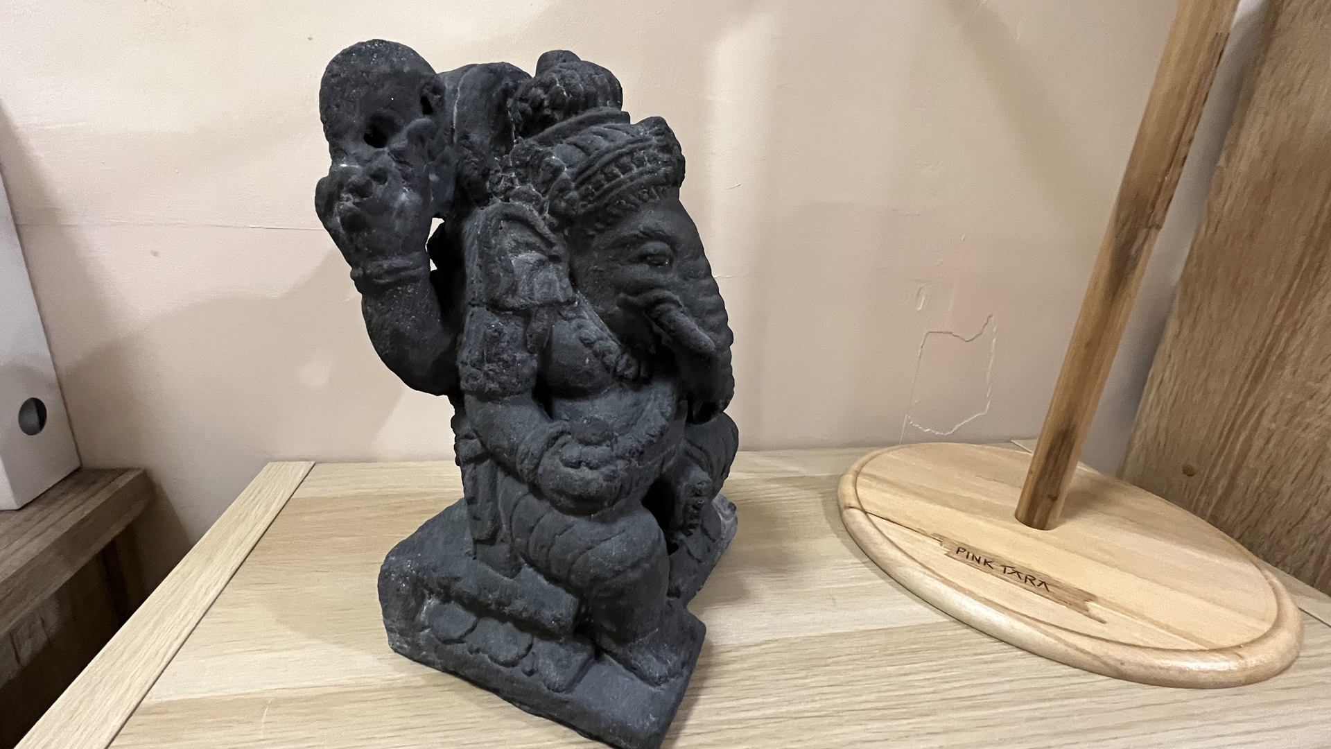 Ganésa szobrok - Ganesha lávakő szobor  <span style="font-size: 1rem;">Ganesha az elefántfejű indiai isten az akadá 