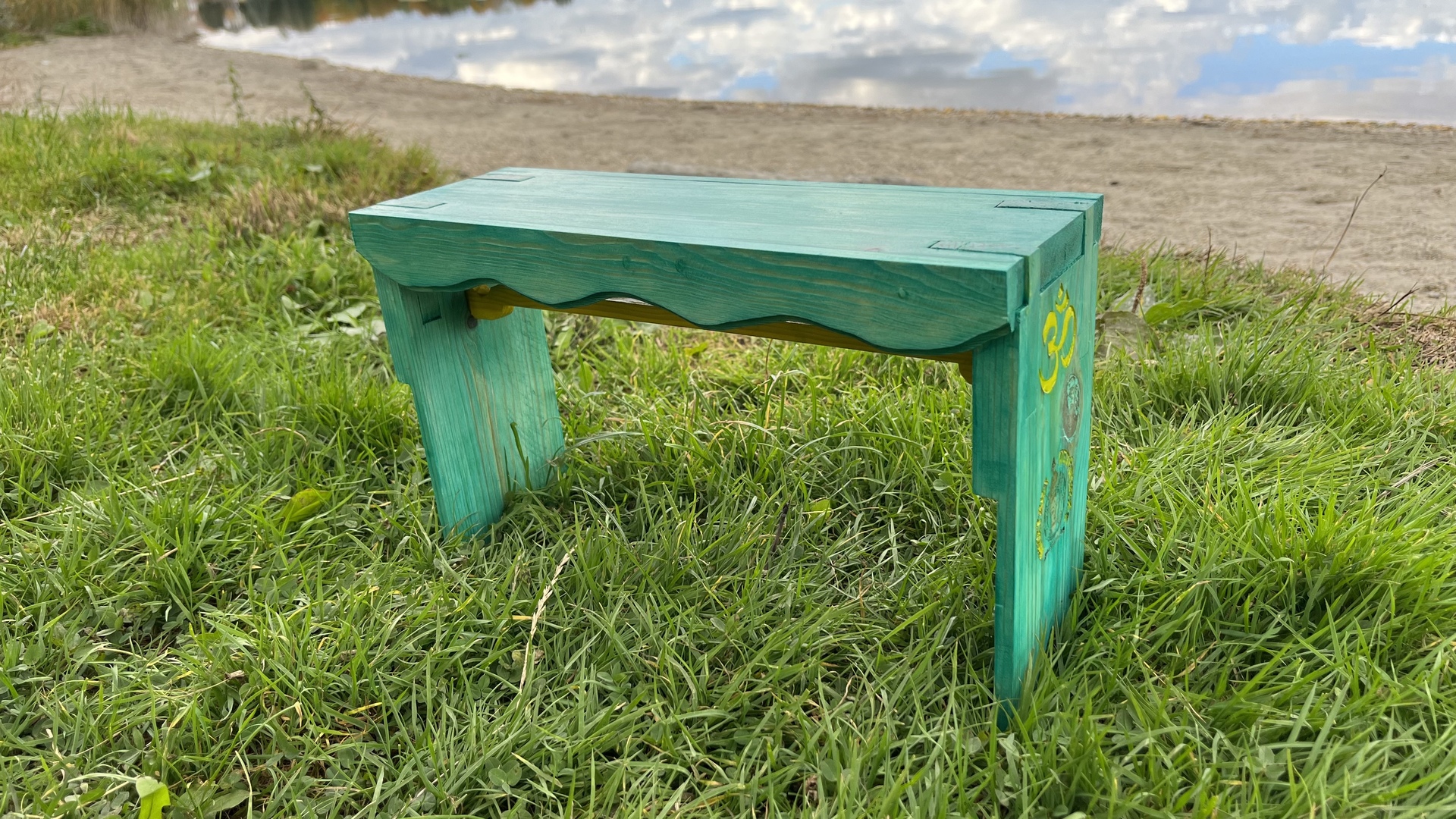 Meditációs kellékek - Meditációs szék - zöld Om mantrával Hand made összecsukható  <span style="font-size: 1rem;">A k&eacute;zzel k&eacute;sz&uuml;lt, z&ouml; 