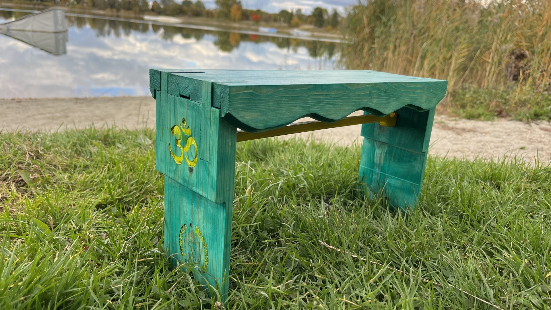 Meditációs kellékek - Meditációs szék - zöld Om mantrával Hand made összecsukható  <span style="font-size: 1rem;">A k&eacute;zzel k&eacute;sz&uuml;lt, z&ouml; 