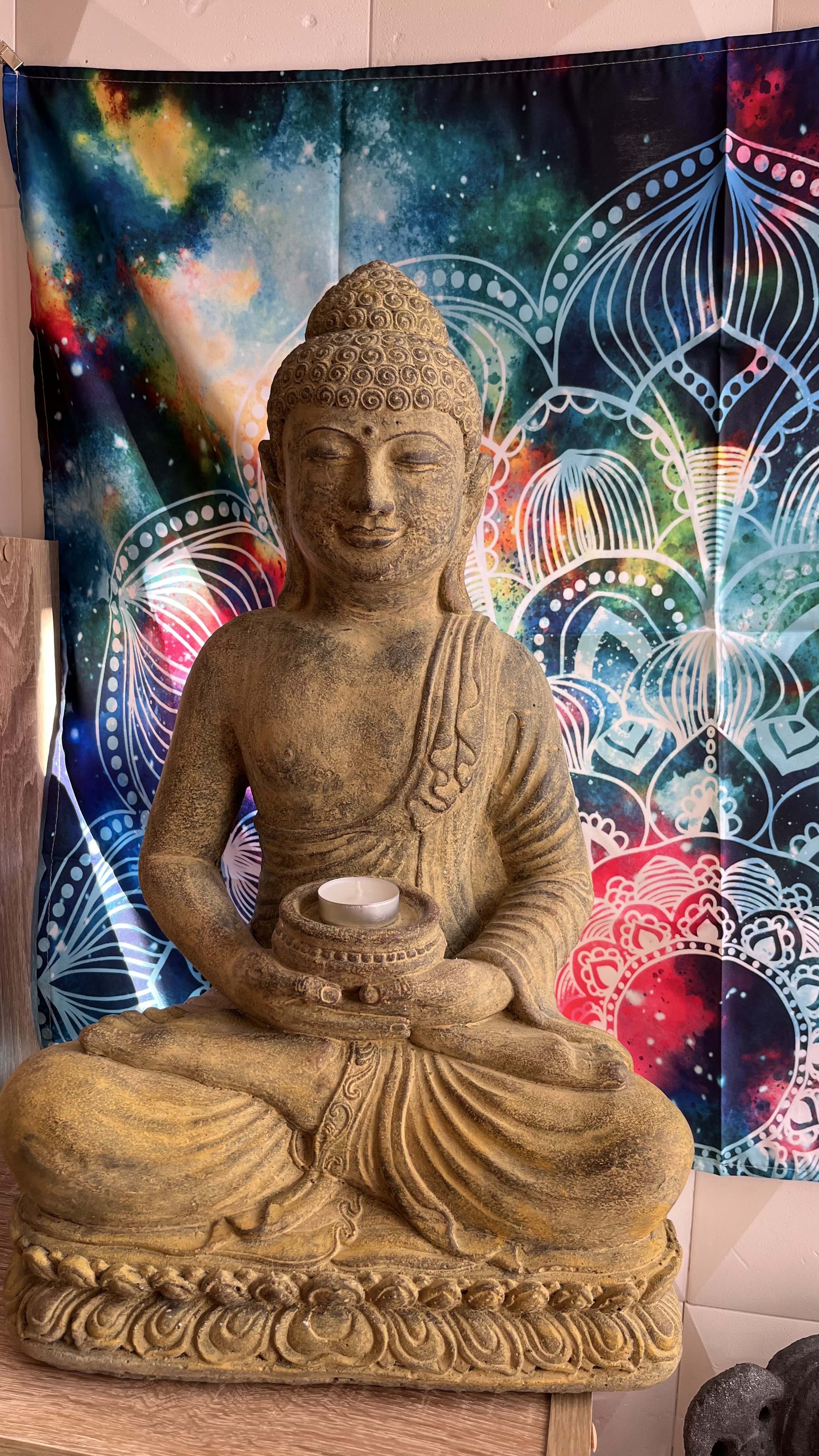 Buddha szobrok - Buddha nagy kőszobor  Impoz&aacute;ns m&eacute;retű Buddha kőszobor, term&eacute;szetes hat&aacut