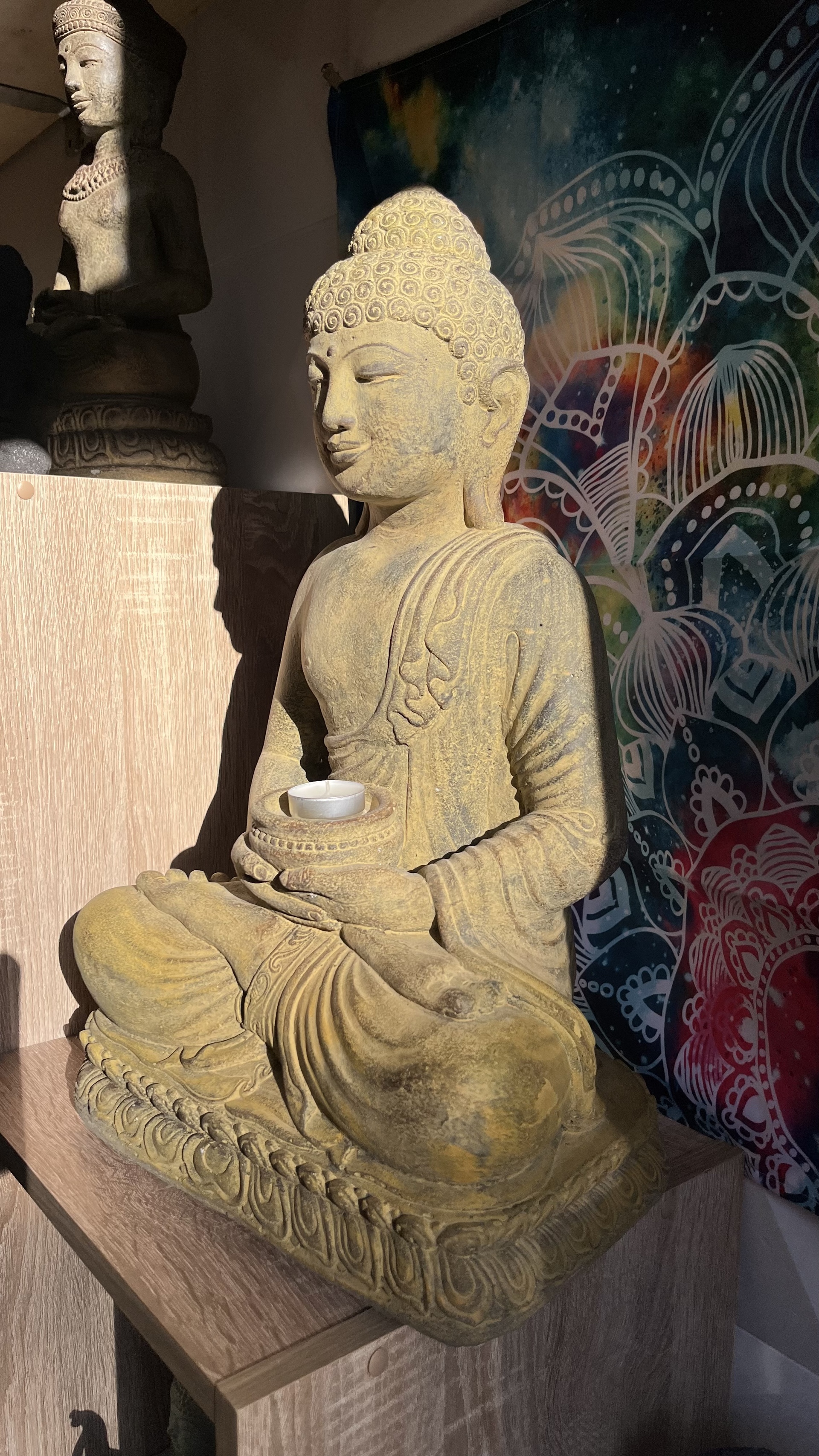 Buddha szobrok - Buddha nagy kőszobor  Impoz&aacute;ns m&eacute;retű Buddha kőszobor, term&eacute;szetes hat&aacut