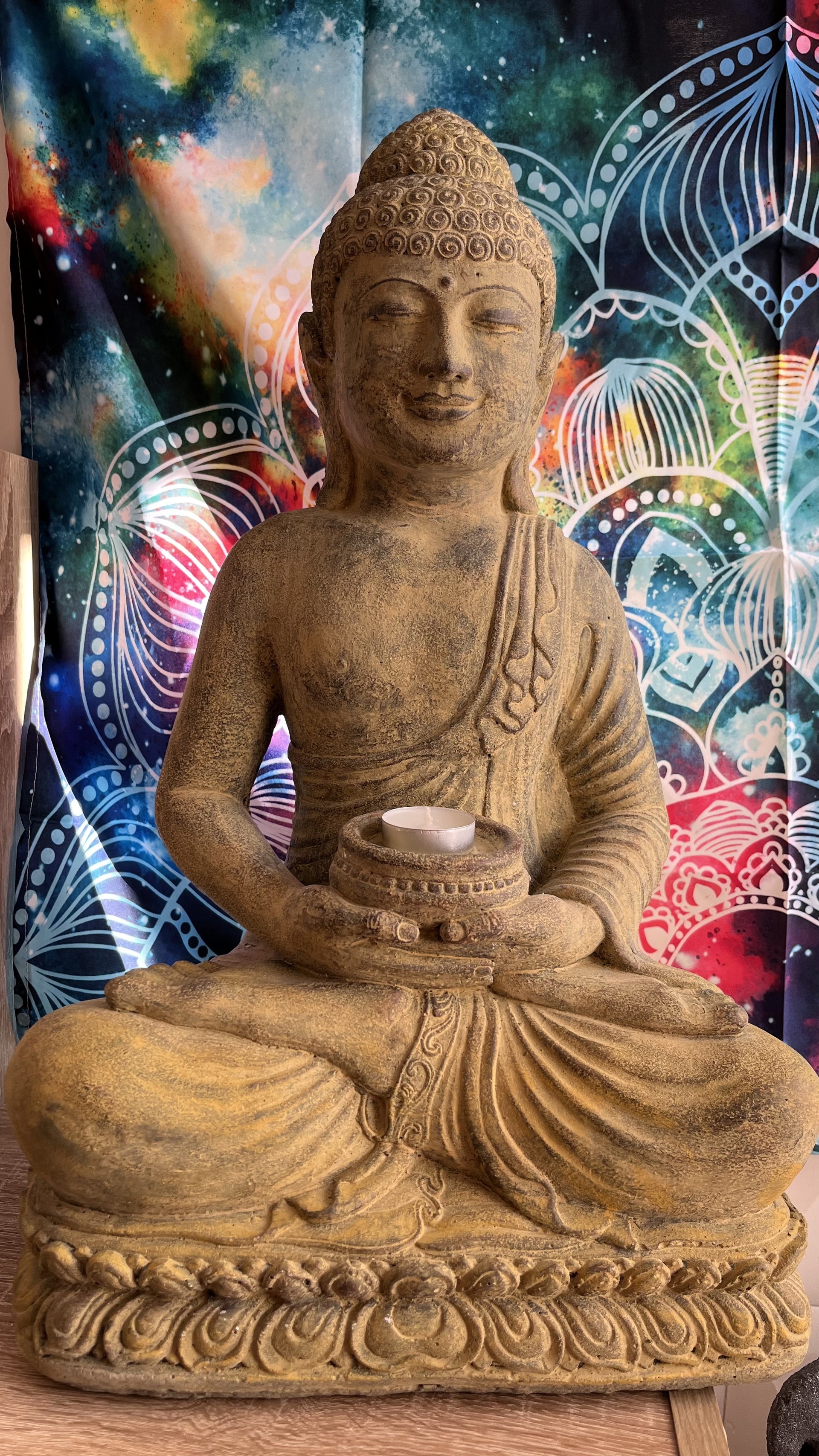 Buddha szobrok - Buddha nagy kőszobor  Impoz&aacute;ns m&eacute;retű Buddha kőszobor, term&eacute;szetes hat&aacut