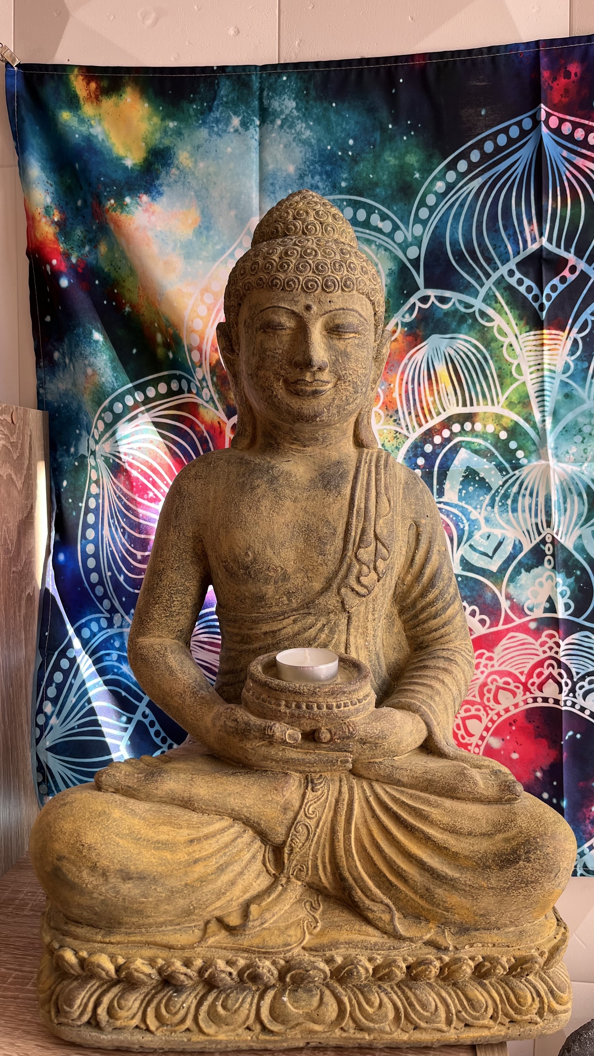 Buddha szobrok - Buddha nagy kőszobor  Impoz&aacute;ns m&eacute;retű Buddha kőszobor, term&eacute;szetes hat&aacut