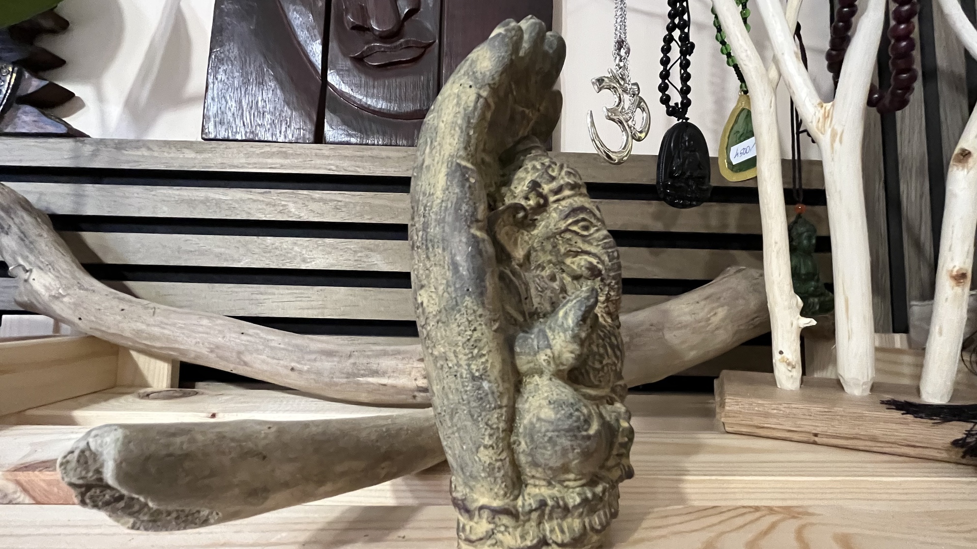 Ganésa szobrok - Siva kezében Ganesha   <span style="font-size: 1rem;">Ganesha, m&aacute;s n&eacute;ven Ganapati, a 
