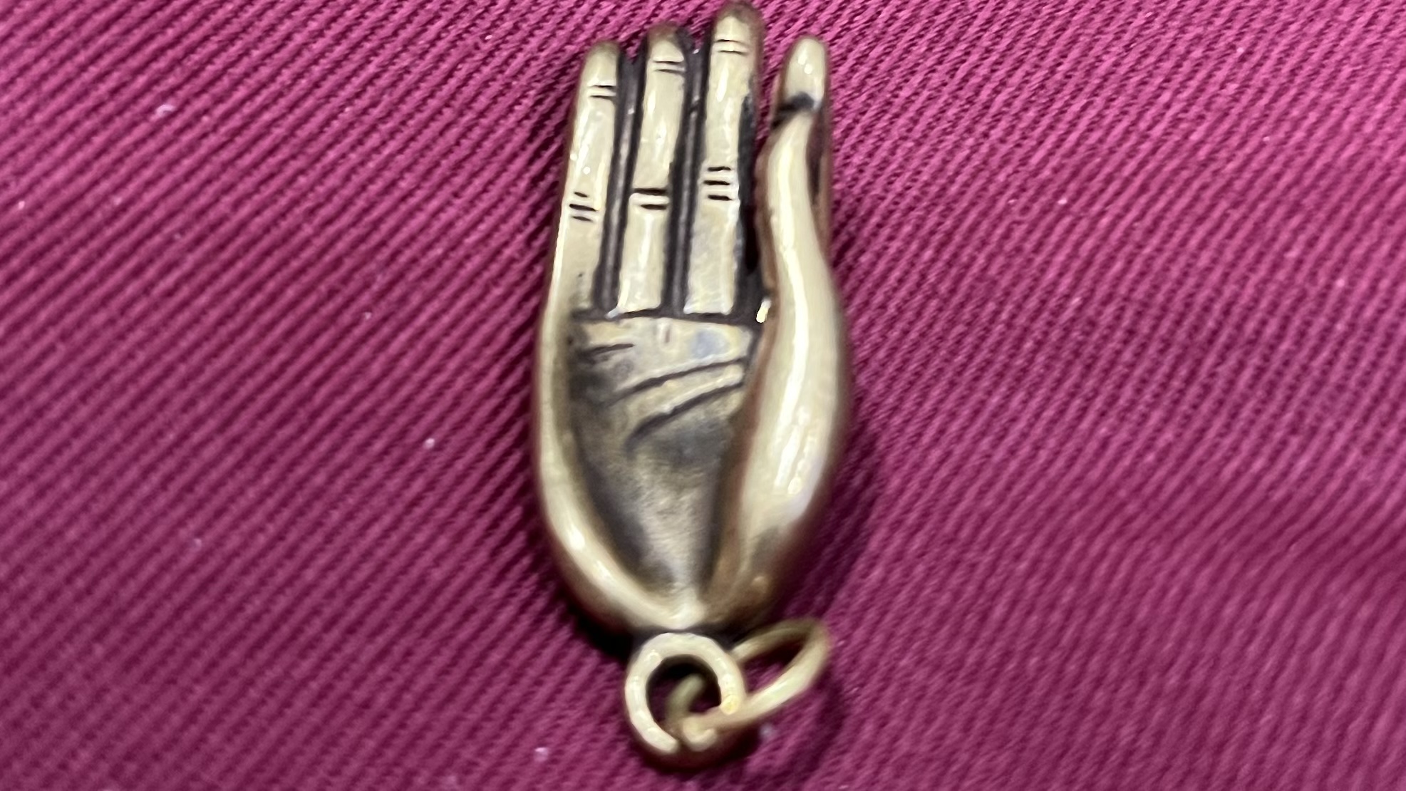 Buddha szobrok - Buddha keze bronz medál  A Buddha keze bronz med&aacute;l, &aacute;ld&aacute;st &eacute;s v&eacute;d 