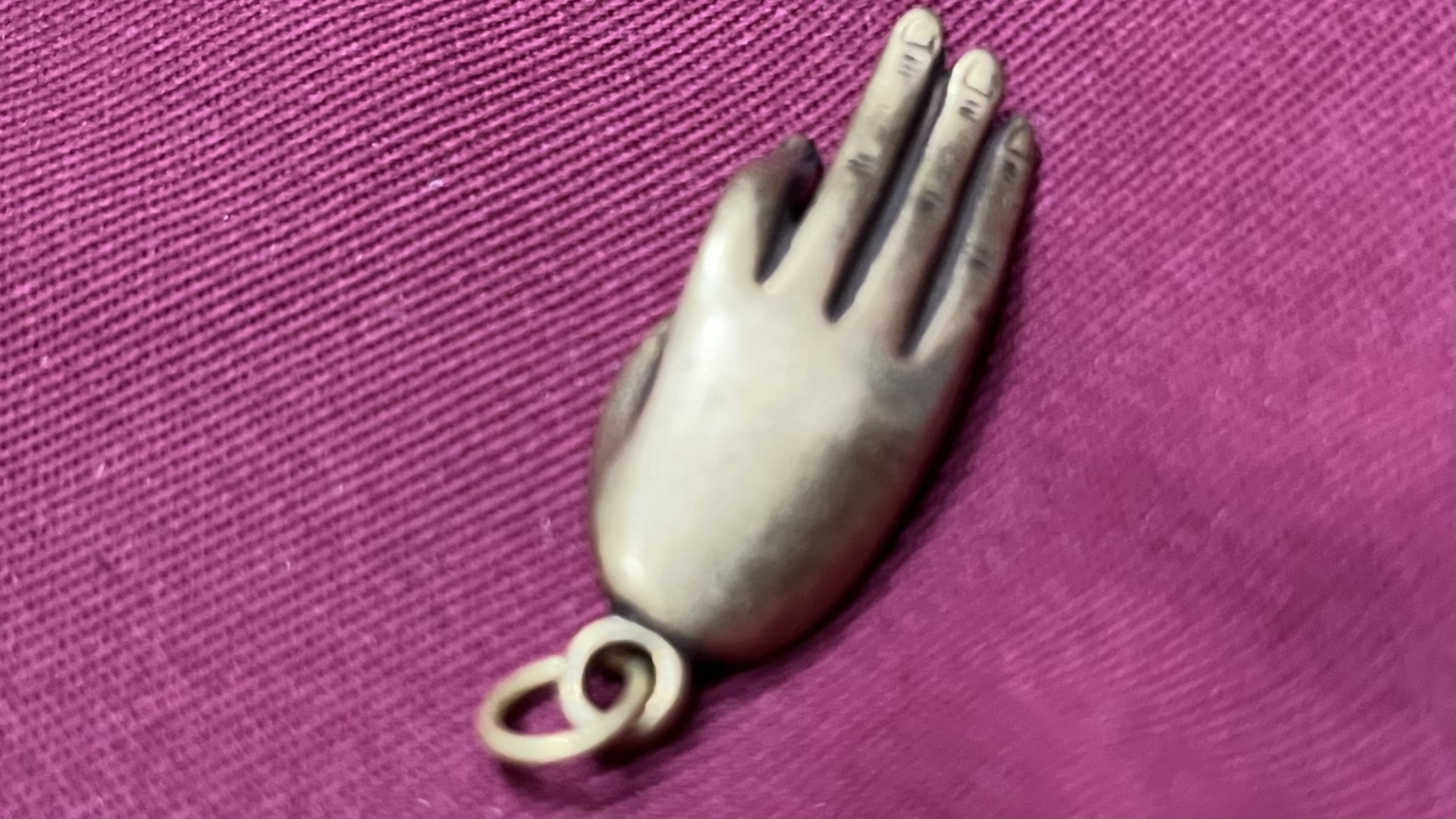 Buddha szobrok - Buddha keze bronz medál  A Buddha keze bronz med&aacute;l, &aacute;ld&aacute;st &eacute;s v&eacute;d 
