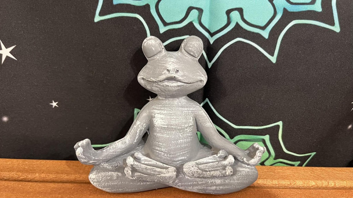 Jógaszobrok - Meditáló béka- szürke  <span style="font-size: 1rem;">A Meditáló béka – szürke letisztult, kőhatás