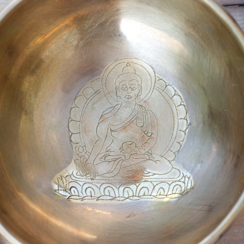 Gravírozott kézi hangtálak - Kézzel gravírozott Gyógyító Buddha hangtál  Ez a csillogó, kézzel kalapált hangtál egyedi díszítésével és kiegyensúlyoz 