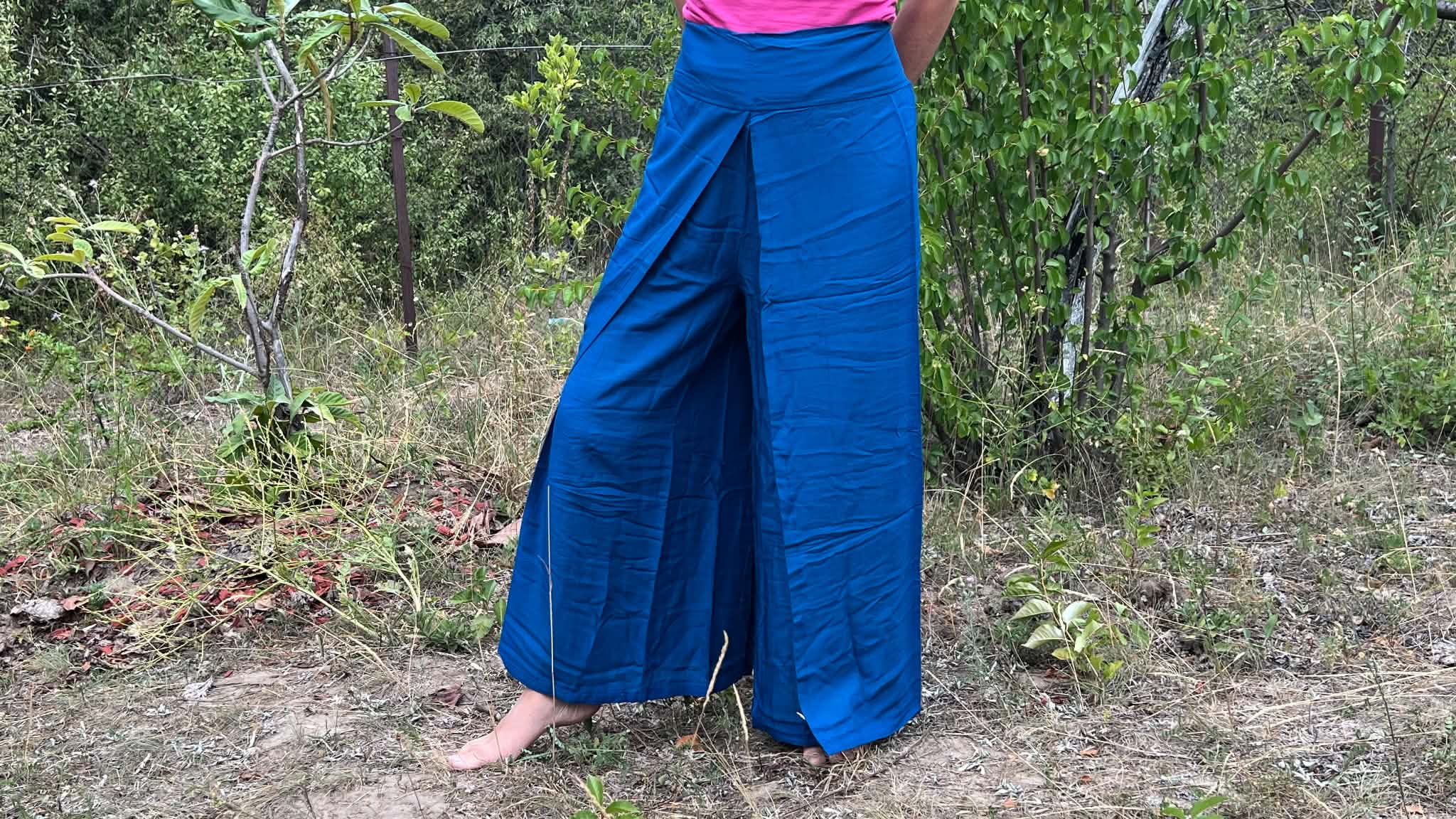 Királykék egyszínű thai női lapnadrág, bő szárú átkötős fazon nyári utazáshoz meg otthoni pihenéshez.
