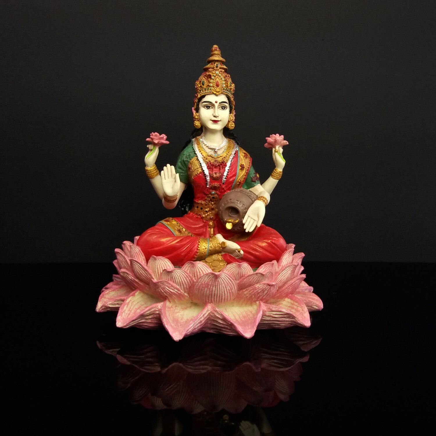 Tara szobrok - Lakshmi lótusz ülésben - 25 cm   