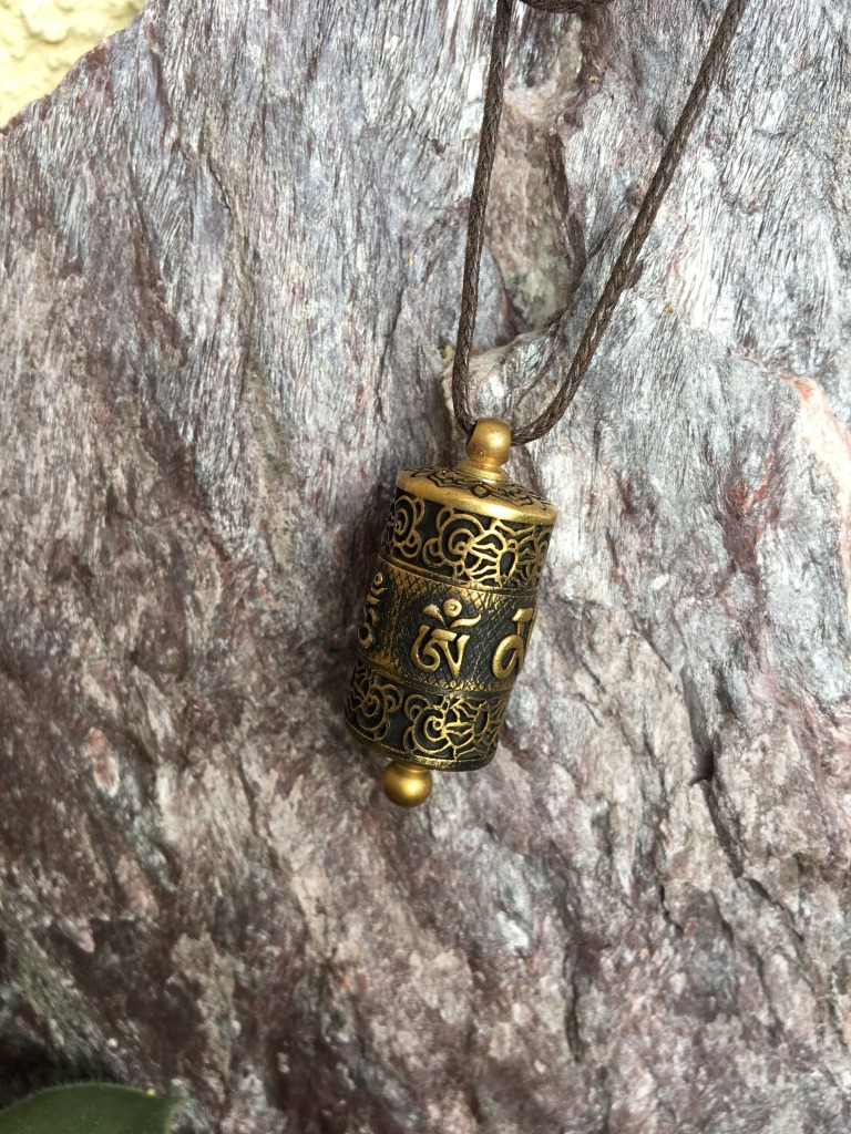 Rituális tárgyak - Mini Imamalom medál  Bronz mantrázott mini imamalom, mely nyakban is viselhető és forgatható. Be