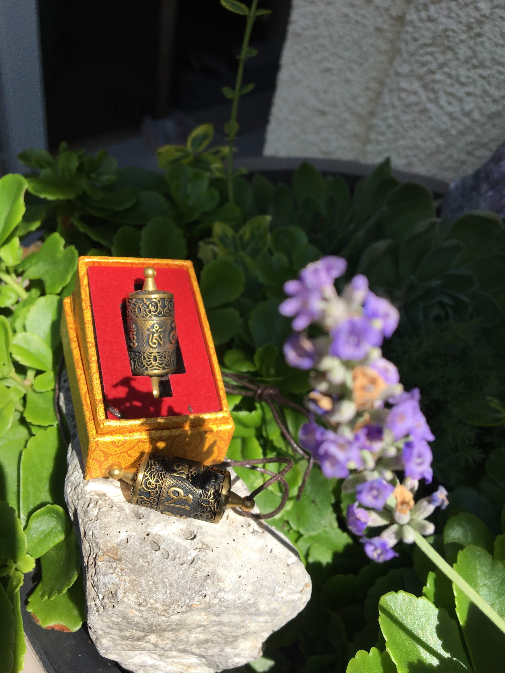Rituális tárgyak - Mini Imamalom medál  Bronz mantrázott mini imamalom, mely nyakban is viselhető és forgatható. Be
